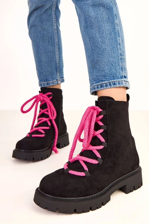 Botins pretos com cadarço rosa... Botins pretos com cadarço rosa...