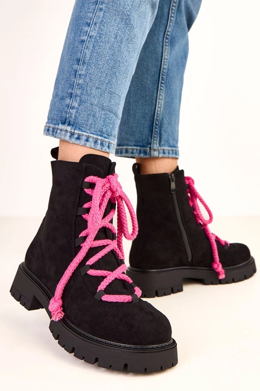 Botins pretos com cadarço rosa... Botins pretos com cadarço rosa...