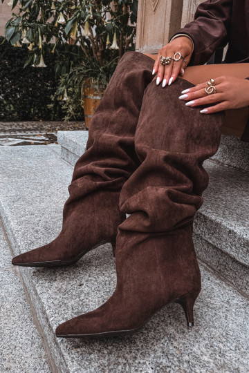 Um modelo atraente botas femininas com salto fino CzekoladoParae Ysolienne