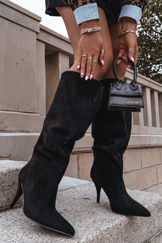 Um modelo atraente botas femininas com salto finode camurça ecológicau cor preta Noretta Um modelo atraente botas femininas com salto finode camurça ecológicau cor preta Noretta