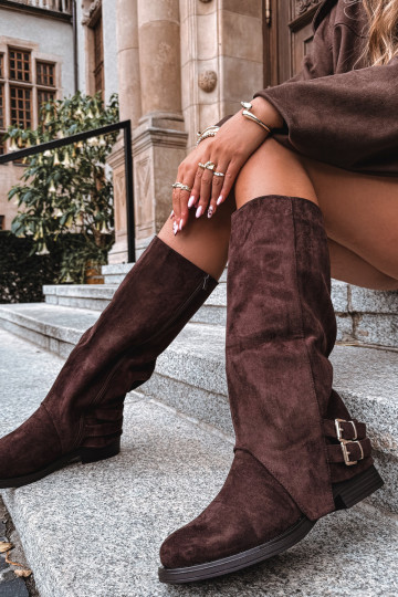 Botas de cano alto femininas acolchoadas com fivelas na cor chocolate Umbria