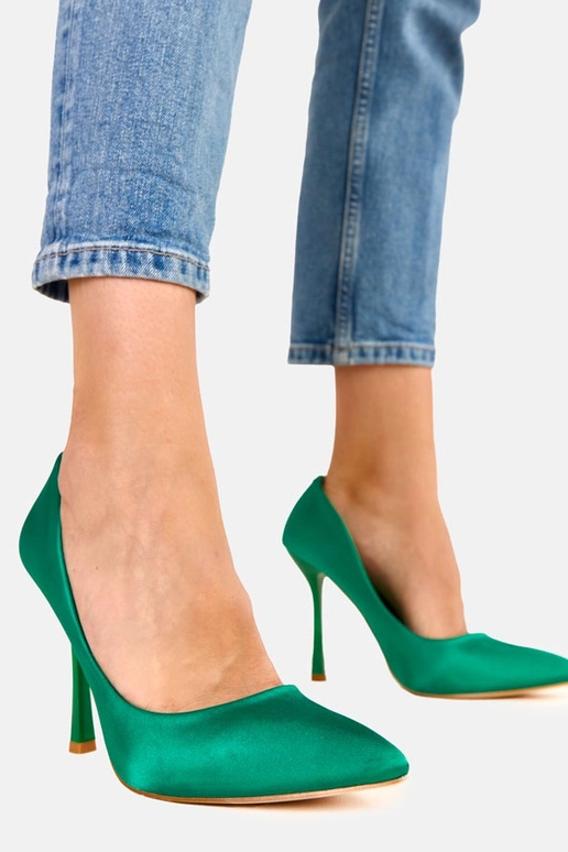 Sapatos de salto alto verdes com... Sapatos de salto alto verdes com...