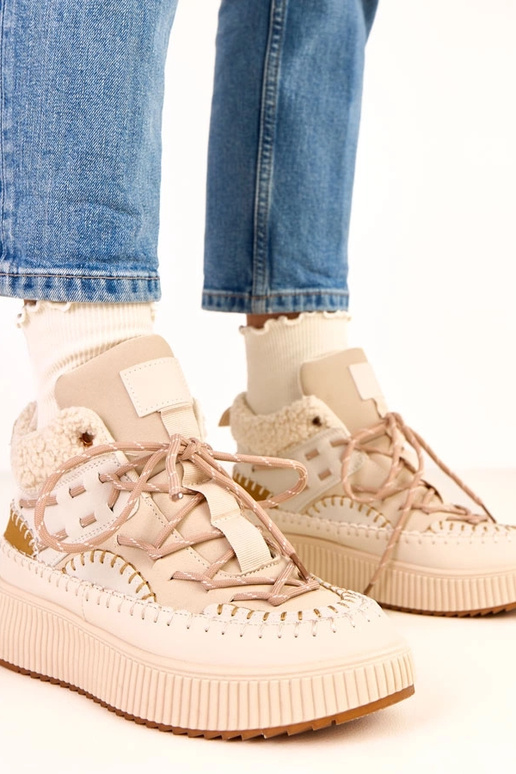 Botas de neve beiges com cadarços e... Botas de neve beiges com cadarços e...