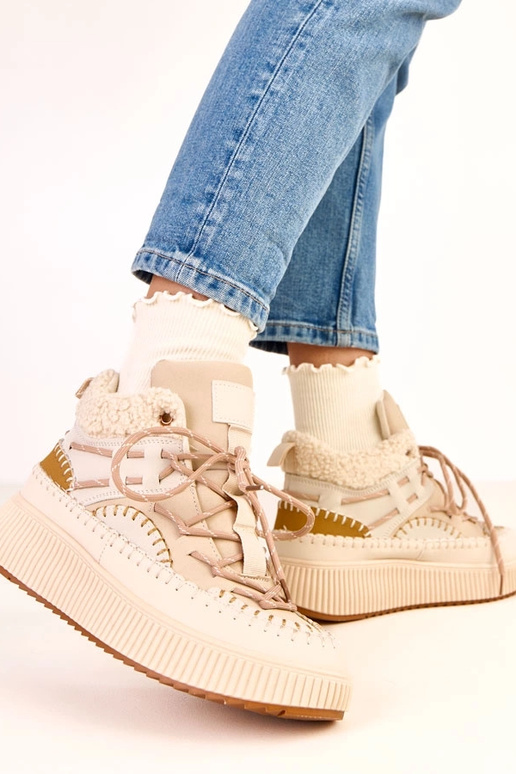 Botas de neve beiges com cadarços e... Botas de neve beiges com cadarços e...