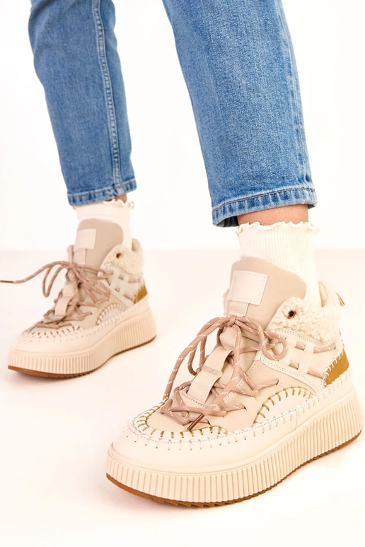 Botas de neve beiges com cadarços e... Botas de neve beiges com cadarços e...