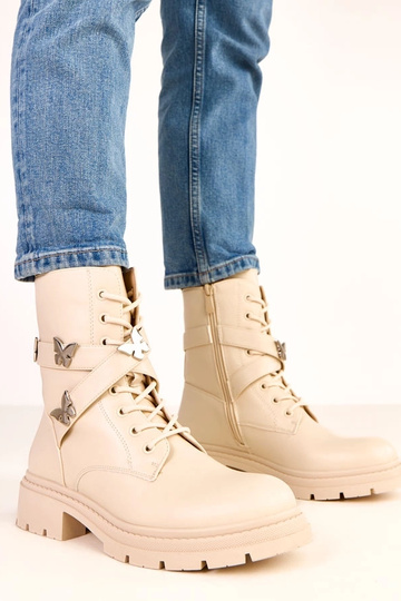 Botas de cano curto beiges decoradas com borboletas Justia