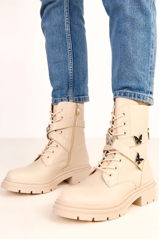 Botas de cano curto beiges decoradas... Botas de cano curto beiges decoradas...