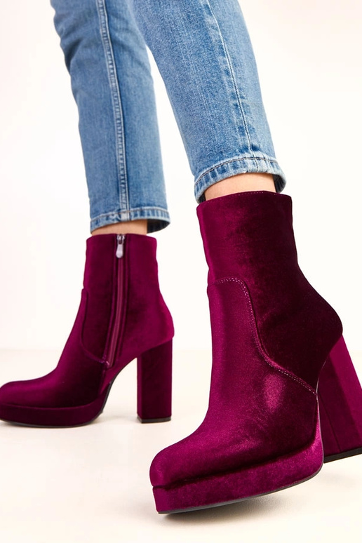 Botas de cano curto roxas em salto... Botas de cano curto roxas em salto...