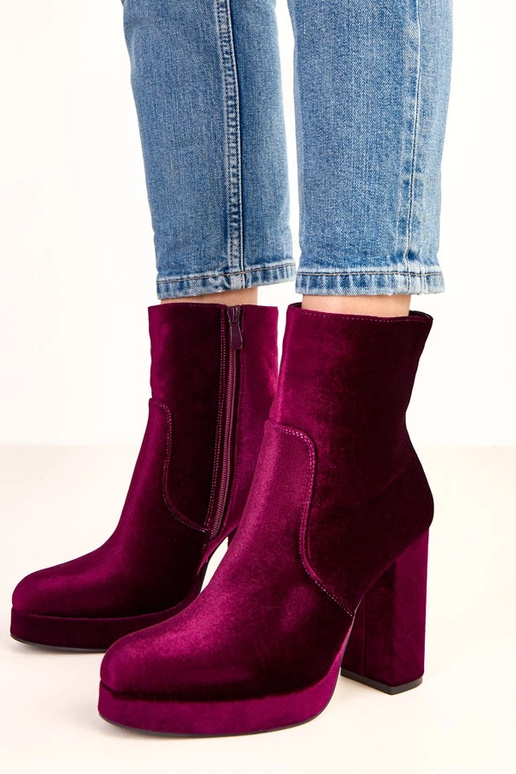 Botas de cano curto roxas em salto... Botas de cano curto roxas em salto...