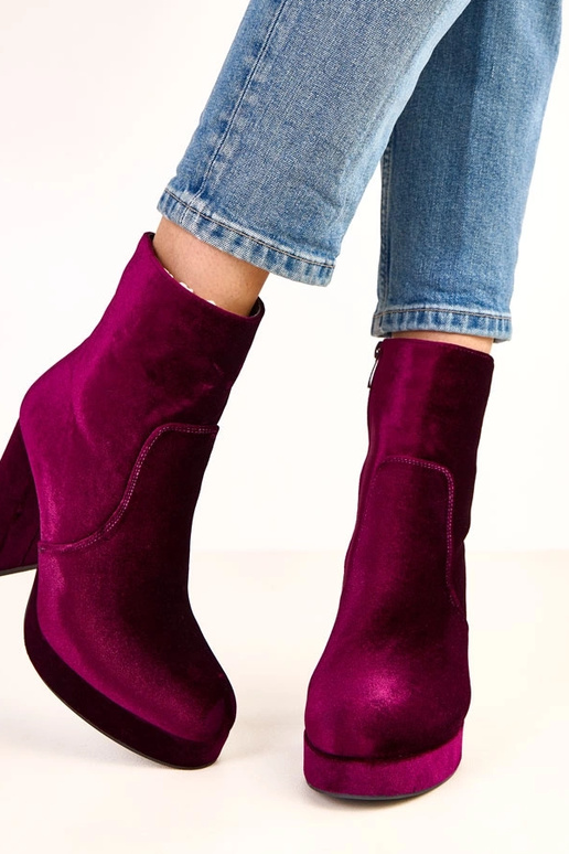 Botas de cano curto roxas em salto... Botas de cano curto roxas em salto...