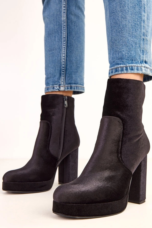 Botas de cano curto pretas em salto... Botas de cano curto pretas em salto...