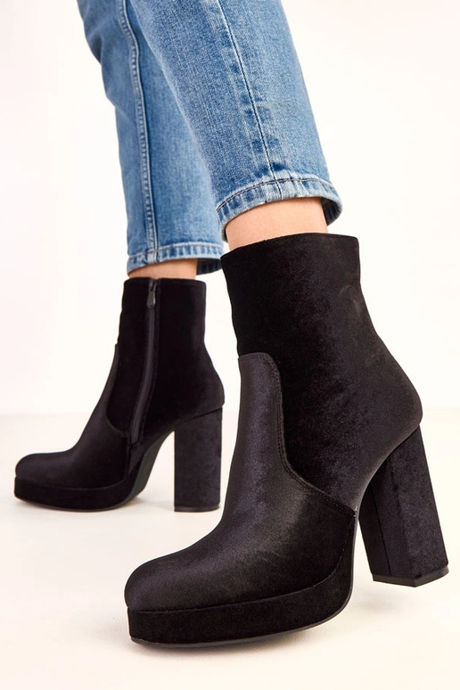 Botas de cano curto pretas em salto... Botas de cano curto pretas em salto...