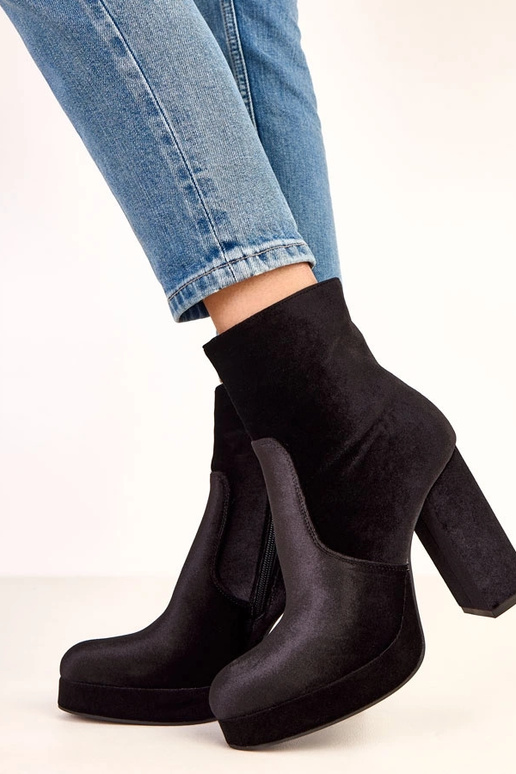 Botas de cano curto pretas em salto... Botas de cano curto pretas em salto...