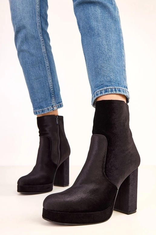 Botas de cano curto pretas em salto... Botas de cano curto pretas em salto...