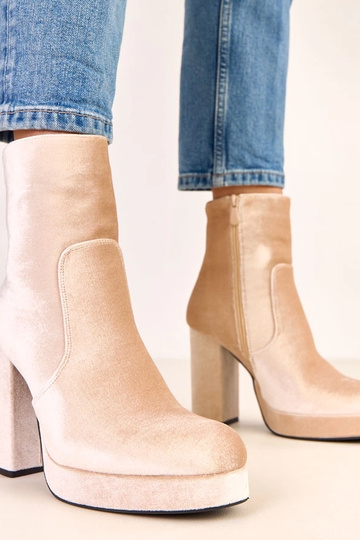 Botas de cano curto beiges...