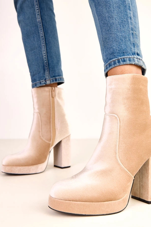 Botas de cano curto beiges em salto... Botas de cano curto beiges em salto...