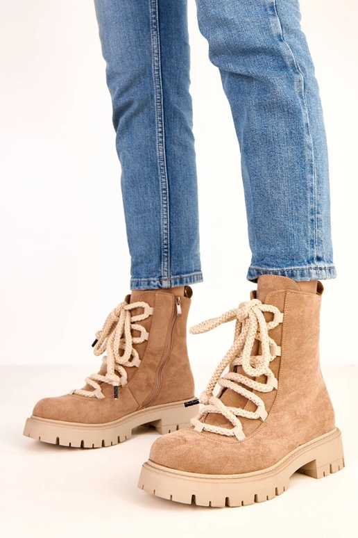 Botas de cano curto beiges com... Botas de cano curto beiges com...