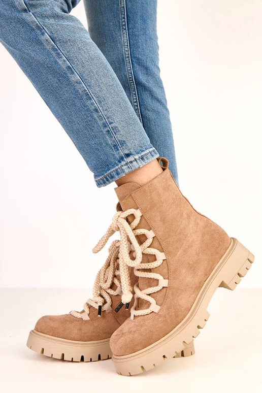 Botas de cano curto beiges com... Botas de cano curto beiges com...