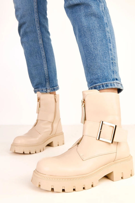 Botas de cano curto beiges em... Botas de cano curto beiges em...