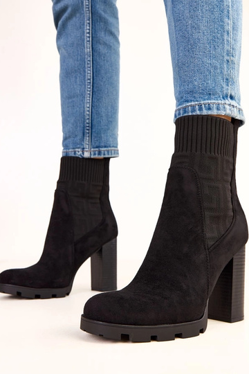 Botas de cano curto pretas...