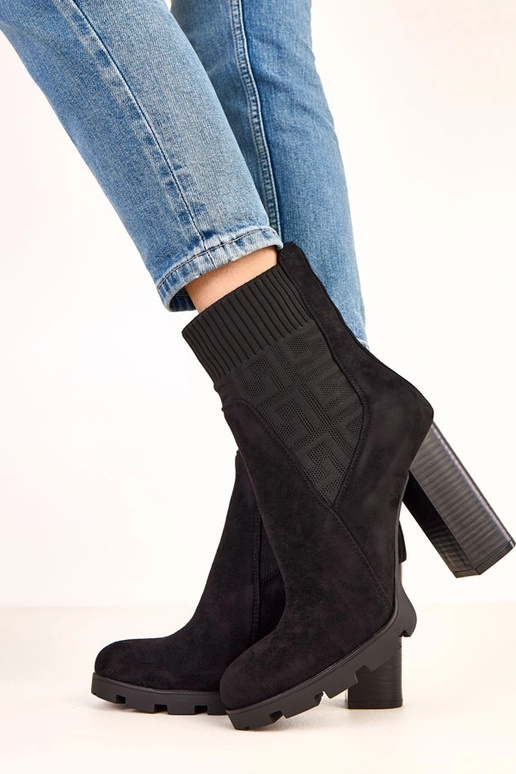 Botas de cano curto pretas em salto... Botas de cano curto pretas em salto...