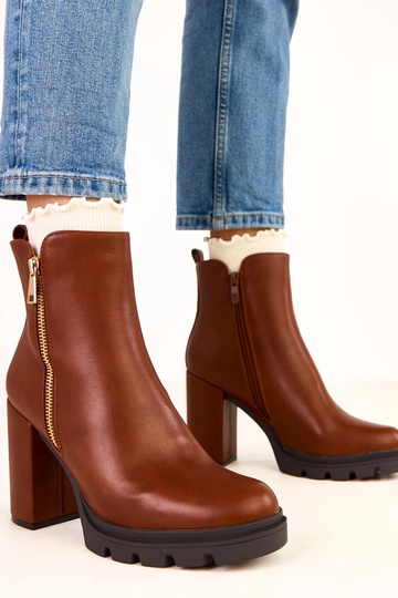 Botas de cano curto marrons...