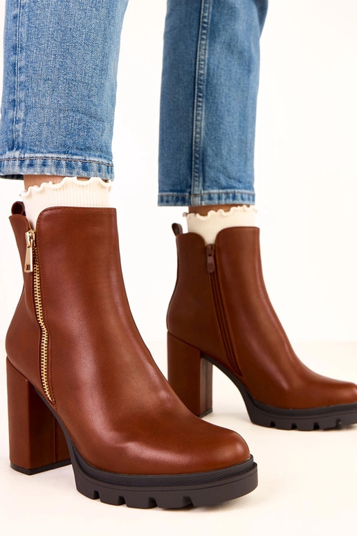 Botas de cano curto marrons em salto... Botas de cano curto marrons em salto...