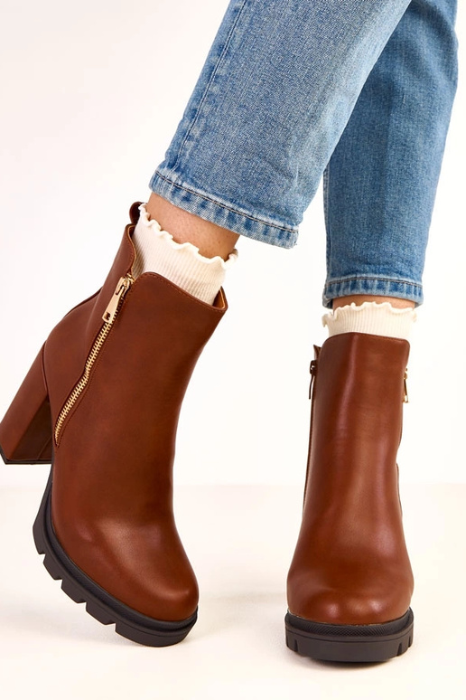 Botas de cano curto marrons em salto... Botas de cano curto marrons em salto...