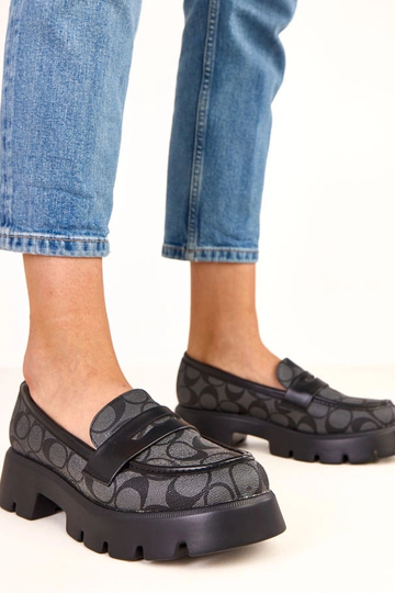 Mocassins pretos com padrão...