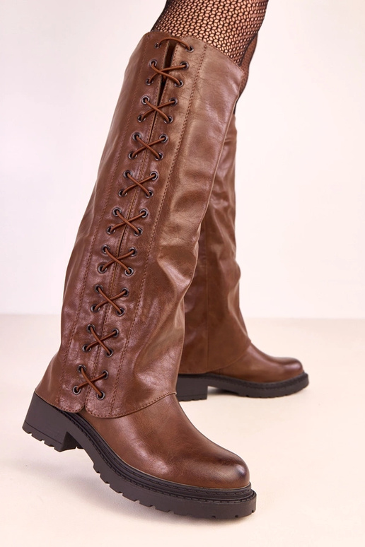 Botas de cano alto marrons com cano... Botas de cano alto marrons com cano...