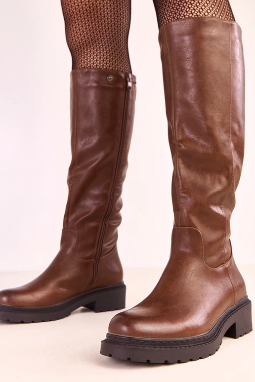 Botas de cano alto marrons com cano... Botas de cano alto marrons com cano...