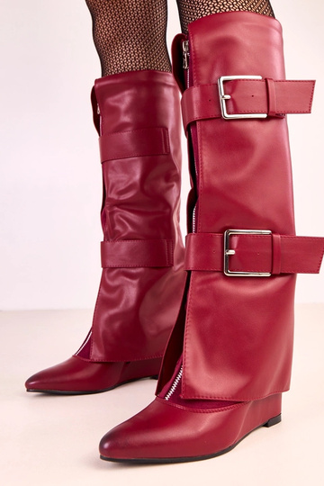 Botas de cano alto vermelhas com plataforma e fivelas decorativas Toadera