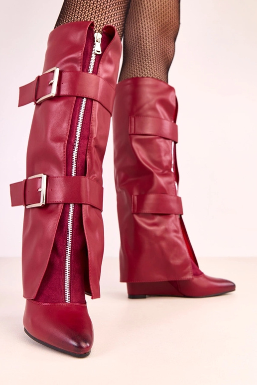 Botas de cano alto vermelhas com... Botas de cano alto vermelhas com...