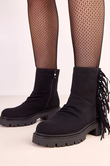 Botas de cano curto Silia pretas com franjas em salto grosso