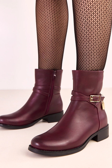 Botas de cano curto Zema bordô com fivela e cadeado