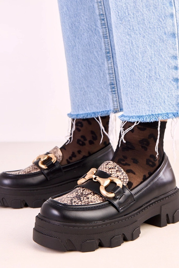Mocassins Ruben pretos com motivo de pele de cobra e enfeite dourado