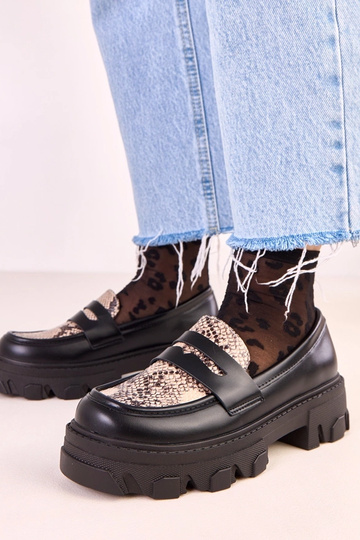 Mocassins Loles pretos com motivo de pele de cobra