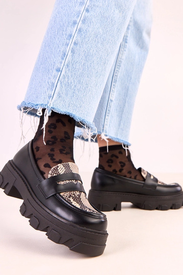 Mocassins Loles pretos com motivo de pele de cobra 2