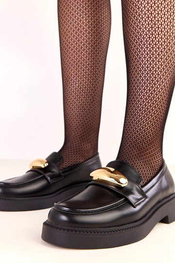 Mocassins Ella pretos com enfeite dourado