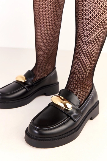 Mocassins Ella pretos com enfeite dourado 2