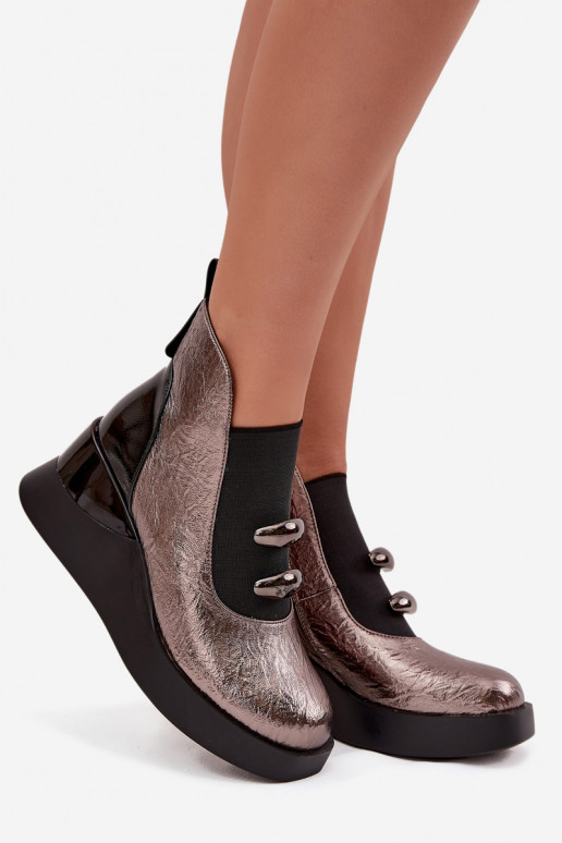 Botas femininas Em uma cunha D&A MR52-106 Design metálico Botas femininas Em uma cunha D&A MR52-106 Design metálico