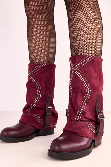 Botins bordô com biqueira aberta, decorados com zircônias Ginny