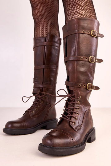 Botas longas marrons com fivelas decorativas estilo vintage Oradea
