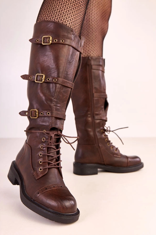 Botas longas marrons com fivelas...