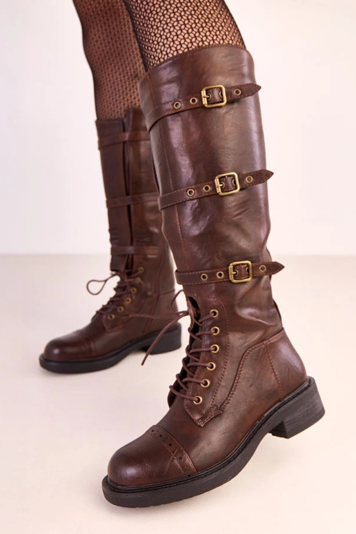 Botas longas marrons com fivelas...
