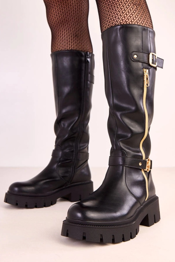 Botas longas pretas com plataforma e decoração dourada Makia