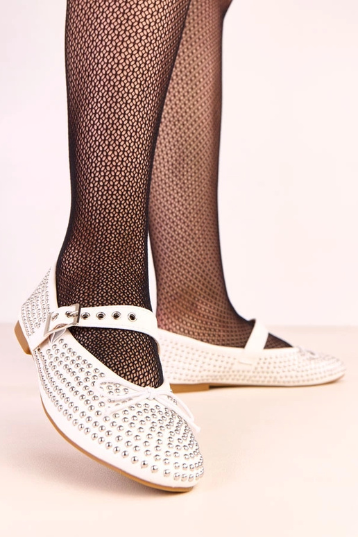 Bailarinas brancas decoradas com...