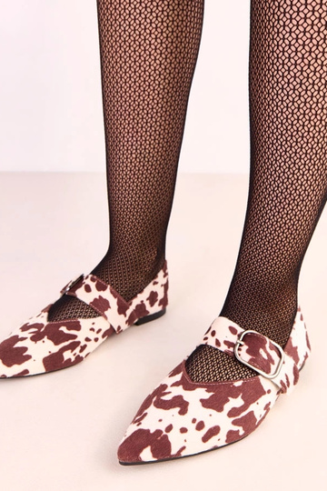 Bailarinas marrons com manchas de vaca e fivela Lena