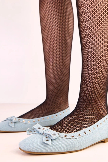 Bailarinas jeans com furos decorativos e laço Baisa