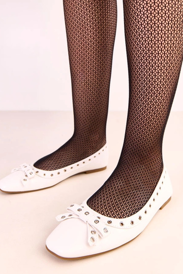 Bailarinas brancas com furos decorativos e laço Baisa